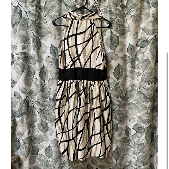 Patterned Dress with Pockets - Picture 2 of 5